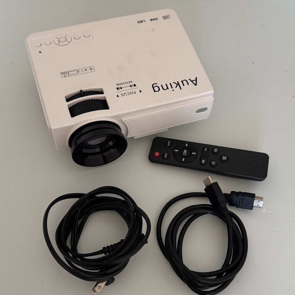 Auking White Projector with Remote